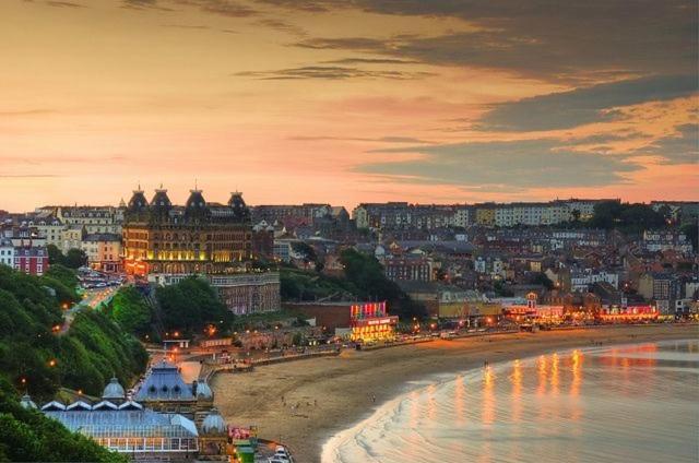 Апартаменты Lighthouse View, One Min From Harbour & Beach Скарборо Экстерьер фото